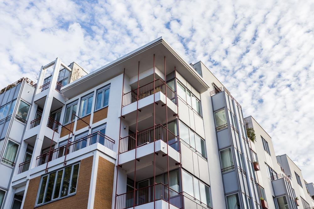 Fasaden på ett lägenhetshus