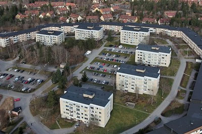 Ett bostadsområde med gula fastigheter