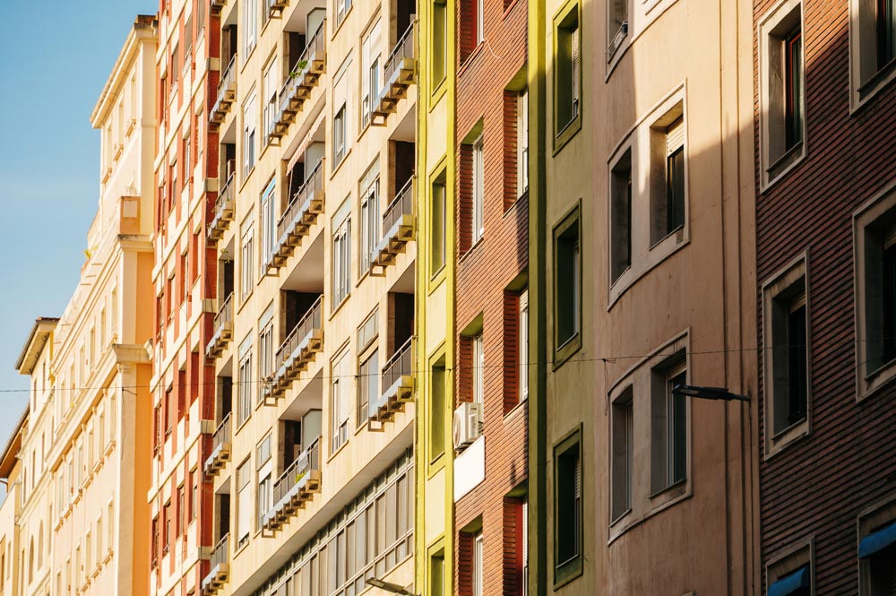 Flera olika lägenheter på en rad i olika färger