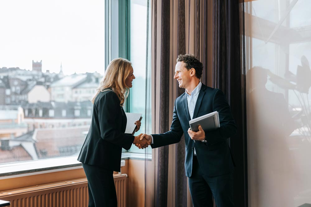 Man och en kvinna som skakar hand